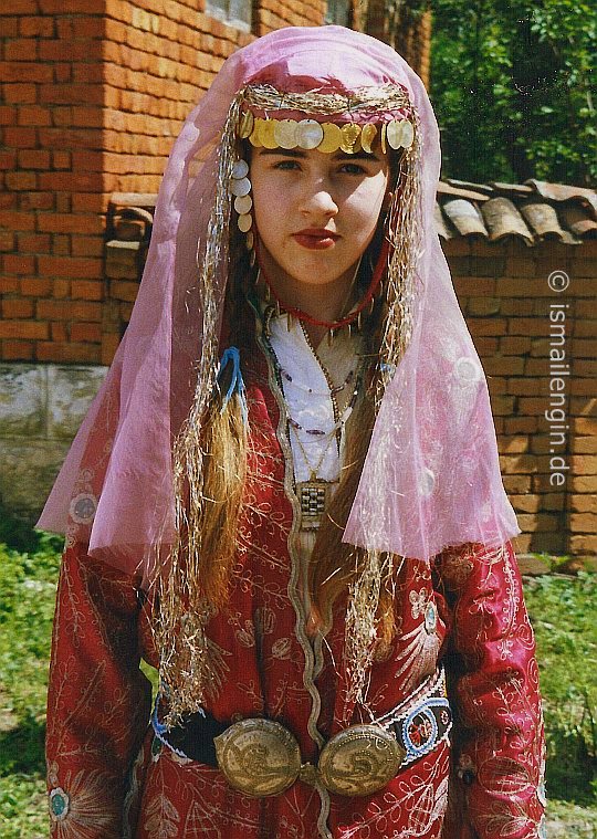 Deliorman Alevilerinde Gelin 'Giysisi' © Foto: İsmail Engin, Bisertsi [Kazçılar] (Бисерци), Kubrat (Кубрат) - Razgrad (Разград), 2002