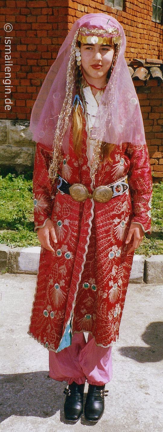 Deliorman Alevilerinde Gelin 'Giysisi' © Foto: İsmail Engin, Bisertsi [Kazçılar] (Бисерци), Kubrat (Кубрат) - Razgrad (Разград), 2002