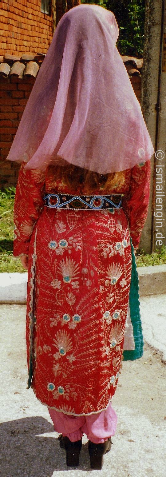 Deliorman Alevilerinde Gelin 'Giysisi' © Foto: İsmail Engin, Bisertsi [Kazçılar] (Бисерци), Kubrat (Кубрат) - Razgrad (Разград), 2002