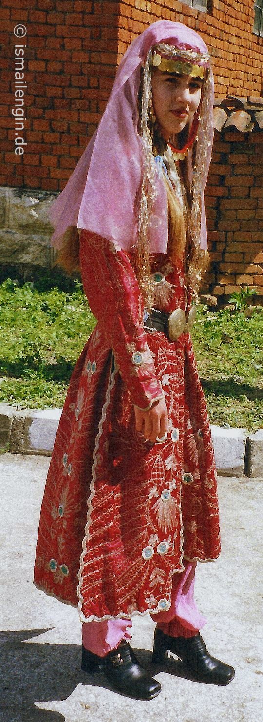 Deliorman Alevilerinde Gelin 'Giysisi' © Foto: İsmail Engin, Bisertsi [Kazçılar] (Бисерци), Kubrat (Кубрат) - Razgrad (Разград), 2002