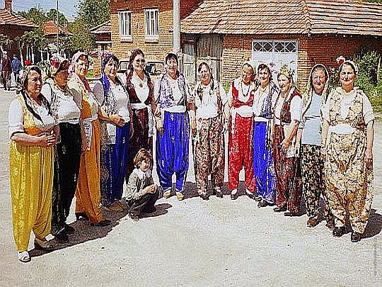 Dulovolu Kadınlar [Dulovo (Akkadınlar) (Дулово) - Silistra (Силистра)], © Foto: İsmail Engin, Sevar [Caferler] (Севар), Kubrat (Кубрат) - Razgrad (Разград), 2002