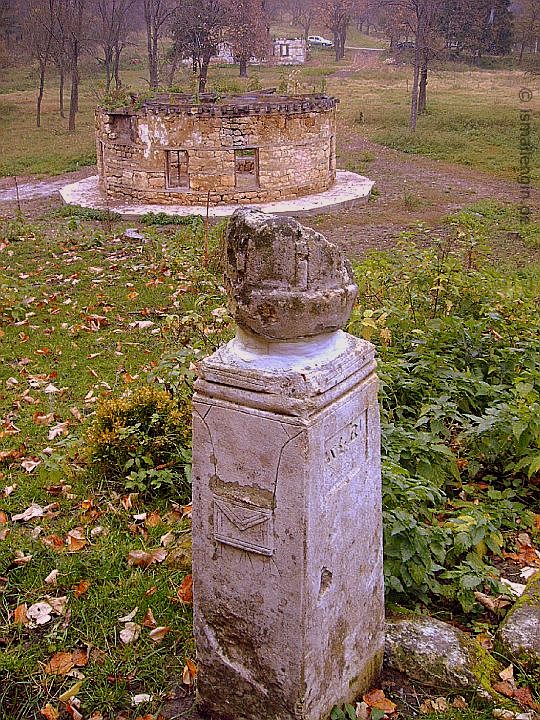 Hüseyin Baba Tekkesi ve Meydanevi [Тюрбе на Хюсин Баба] © Foto: İsmail Engin, Voden Milli Parkı; Adaköy Köyü yakınları, Ostrovo / Zavet [Резерват Воден, до с. Острово, община Завет] - Razgrad [обл. Разград], 2005