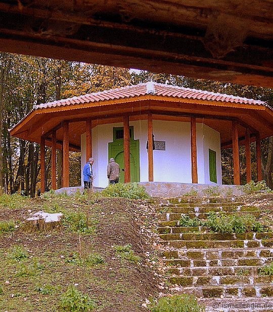 Hüseyin Baba Tekkesi ve Meydanevi [Тюрбе на Хюсин Баба] © Foto: İsmail Engin, Voden Milli Parkı; Adaköy Köyü yakınları, Ostrovo / Zavet [Резерват Воден, до с. Острово, община Завет] - Razgrad [обл. Разград], 2005