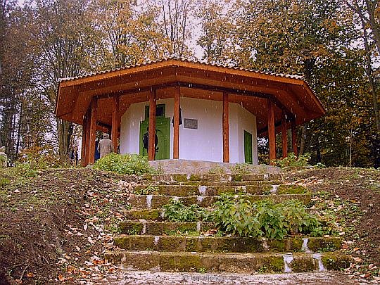 Hüseyin Baba Tekkesi ve Meydanevi [Тюрбе на Хюсин Баба] © Foto: İsmail Engin, Voden Milli Parkı; Adaköy Köyü yakınları, Ostrovo / Zavet [Резерват Воден, до с. Острово, община Завет] - Razgrad [обл. Разград], 2005