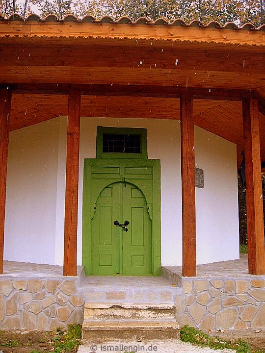 Hüseyin Baba Tekkesi ve Meydanevi [Тюрбе на Хюсин Баба] © Foto: İsmail Engin, Voden Milli Parkı; Adaköy Köyü yakınları, Ostrovo / Zavet [Резерват Воден, до с. Острово, община Завет] - Razgrad [обл. Разград], 2005