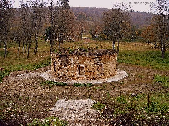 Hüseyin Baba Tekkesi ve Meydanevi [Тюрбе на Хюсин Баба] © Foto: İsmail Engin, Voden Milli Parkı; Adaköy Köyü yakınları, Ostrovo / Zavet [Резерват Воден, до с. Острово, община Завет] - Razgrad [обл. Разград], 2005