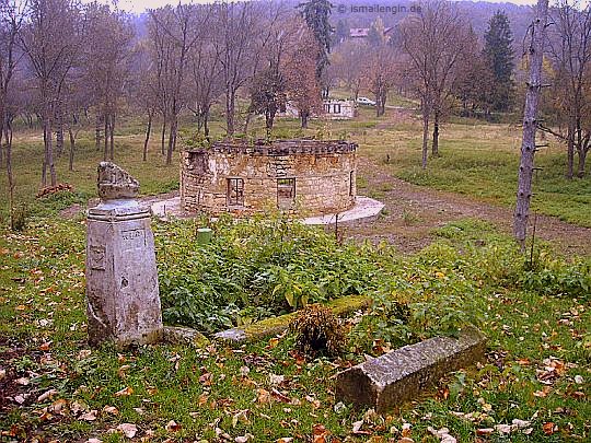 Hüseyin Baba Tekkesi ve Meydanevi [Тюрбе на Хюсин Баба] © Foto: İsmail Engin, Voden Milli Parkı; Adaköy Köyü yakınları, Ostrovo / Zavet [Резерват Воден, до с. Острово, община Завет] - Razgrad [обл. Разград], 2005