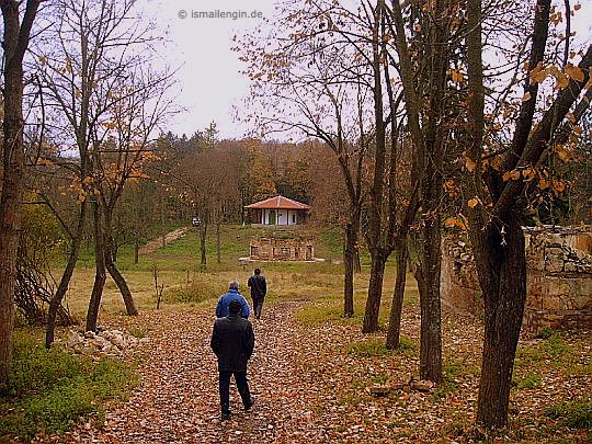 Hüseyin Baba Tekkesi ve Meydanevi [Тюрбе на Хюсин Баба] © Foto: İsmail Engin, Voden Milli Parkı; Adaköy Köyü yakınları, Ostrovo / Zavet [Резерват Воден, до с. Острово, община Завет] - Razgrad [обл. Разград], 2005