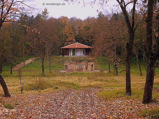 Hüseyin Baba Tekkesi ve Meydanevi [Тюрбе на Хюсин Баба] © Foto: İsmail Engin, Voden Milli Parkı; Adaköy Köyü yakınları, Ostrovo / Zavet [Резерват Воден, до с. Острово, община Завет] - Razgrad [обл. Разград], 2005