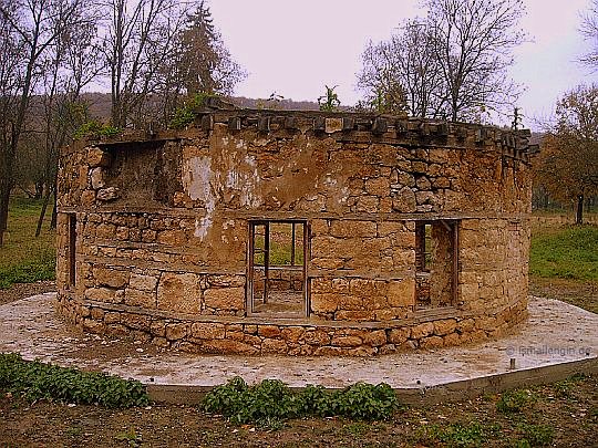 Hüseyin Baba Tekkesi ve Meydanevi [Тюрбе на Хюсин Баба] © Foto: İsmail Engin, Voden Milli Parkı; Adaköy Köyü yakınları, Ostrovo / Zavet [Резерват Воден, до с. Острово, община Завет] - Razgrad [обл. Разград], 2005