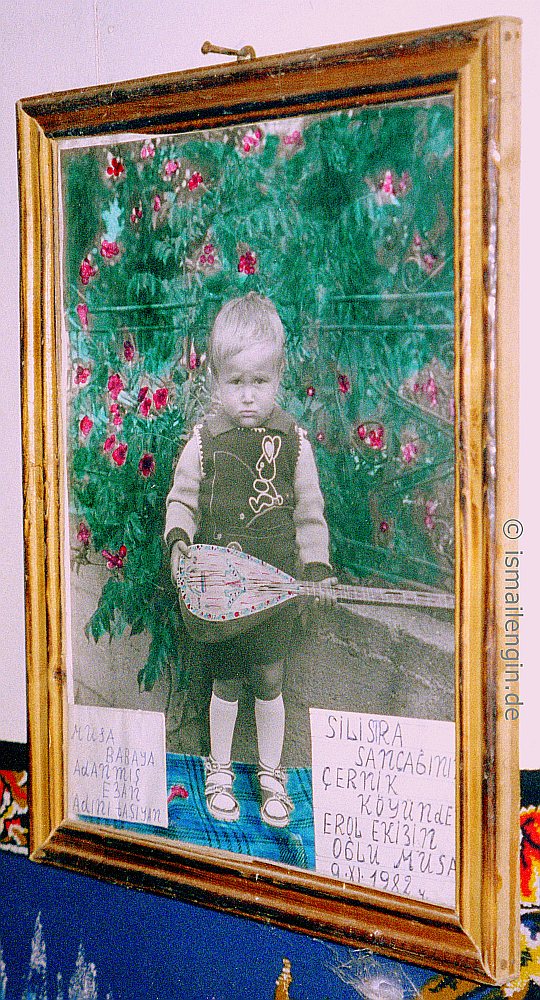 Deliorman'da Musa Baba'ya 'Adak':  'Musa Babaya Adanmış Ezan Adını Taşıyan - Silistra Sancağının Çernik Köyünde Erol Ekiz'in Oğlu Musa 9.XI.1982 y.' (1982) - © Foto: İsmail Engin, Musa Baba Tekkesi [Tekke Kozluca / Текке Муса Баба]  - Kozluca / İzbul Köyü [с. Избул], Yeni Pazar [Novi Pazar; Нови Пазар] Şumnu [Şumen; обл. Шумен], 2002