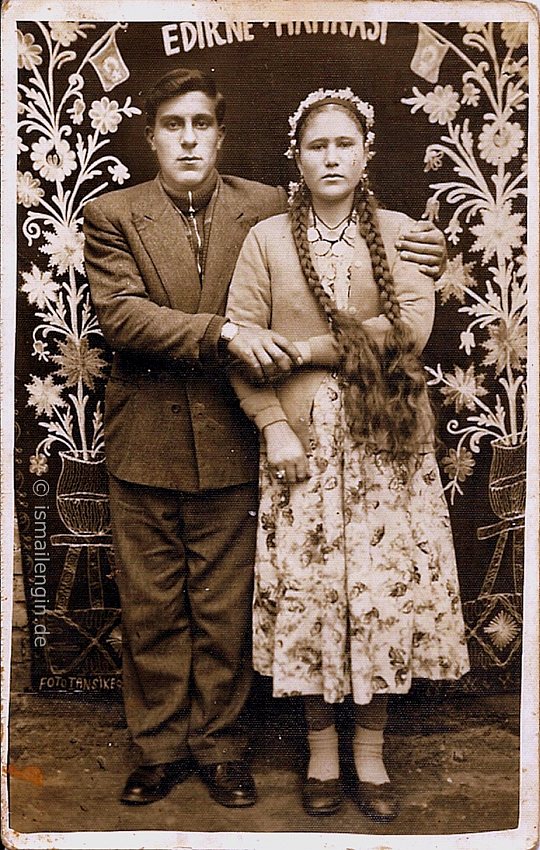 Nikâh Resmi, 'Edirne Hatırası' - Karaseyidler'den Naim K. (doğum yeri Süleoğlu - Edirne) ve eşi Münevver K. (doğum yeri Çeşmeköy, Yoğuntaş Bucağı, Merkez İlçe - Kırklareli) - Edirne (1959) / İsmail Engin koleksiyonu [KanalKultur]  