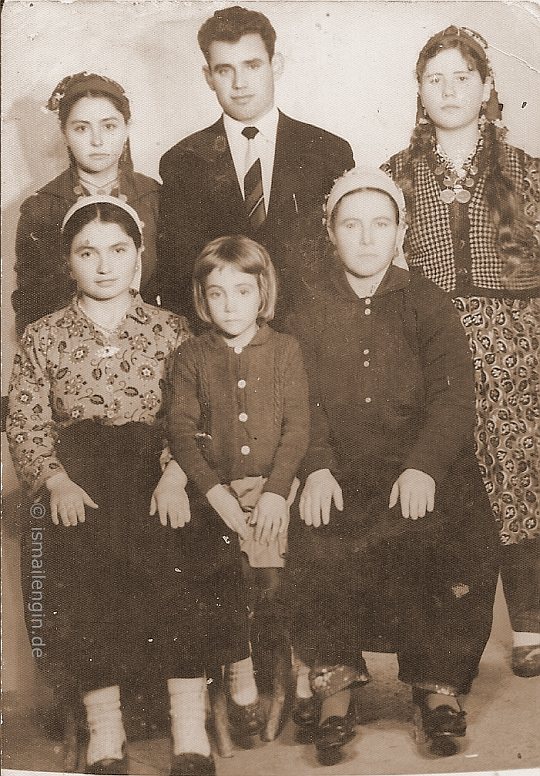 Nikâh Resmi - Ayaktakiler (soldan sağa): Pembe Y., Fazlı Y., Ümmühan - oturanlar (soldan sağa): ? , Nesrin, Nafiye İ., Taşlısekban, Süleoğlu - Edirne (1966) / İsmail Engin koleksiyonu