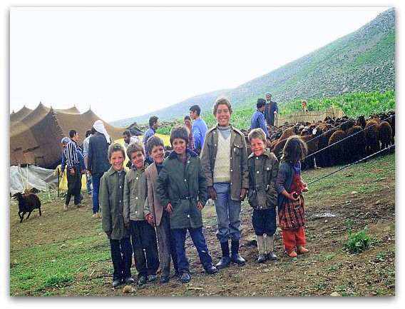 Ön-Asya Etnografyası - Geleneksel Kültürde Çocuk: Bingöl yaylalarında göçer hayat süren Beritanlı çocuklar © Foto: Prof. Dr. Sabri Çakır, Bingöl, 1987