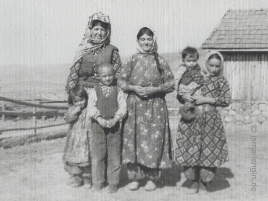 Kadın ve beş çocuğu - Köseler, Kıbrıscık - Bolu (1971) / İsmail Engin koleksiyonu [KanalKultur]