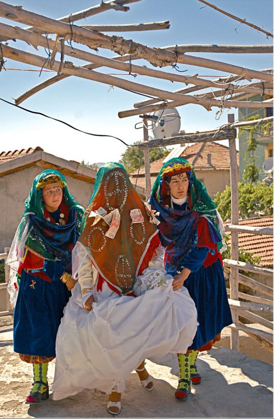 Foto: İnci Türel, Gelin ve Görümceler - Tatarlı Köyü, Dinar - Afyon