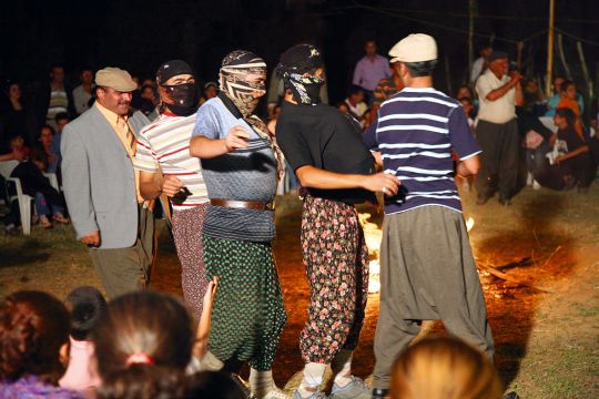 Foto: Osman Ürper, Köy Seyirlik Oyunu - Keklikoluk Köyü, Göksun - Kahramanmaraş
