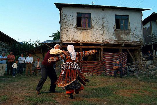 Anadolu'nun Kayıp Şarkıları / Lost Songs of Anatolia; Yönetmen ve Yapımcı: Nezih Ünen; Görüntü Yönetmenleri: Aras Demiray, Behiç Gülsaçan; Türkiye, 2008, 94' (DigiBeta ve DVD), 97' (35mm), Hdv ve Dv, 35mm (renkli), DigiBeta (renkli); Türkçe ve şarkı sözlerinde çeşitli diller (İngilizce altyazılı)