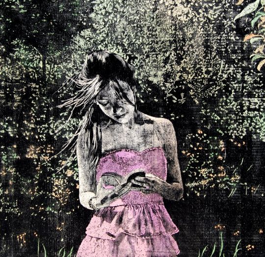 arzu-akgun-pembe-elbiseli-kiz-117x120cm-_ahsap-uzerine-kazima-ve-boyama-2010