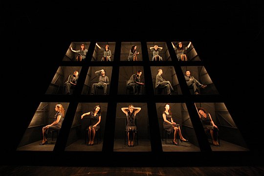 Oyun - İstanbul Büyükşehir Belediyesi Şehir Tiyatroları / Yazan: Samuel Beckett; Yöneten: Şahika Tekand