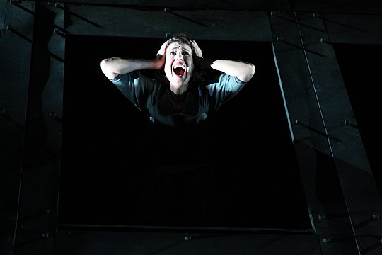 Oyun - İstanbul Büyükşehir Belediyesi Şehir Tiyatroları / Yazan: Samuel Beckett; Yöneten: Şahika Tekand
