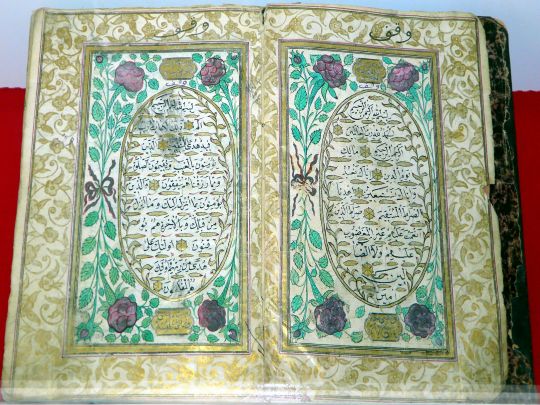 Kütahya Ulu Camii'nden Kur'an-ı Kerim, 19. yüzyıl Osmanlı Dönemi; nesih hat ile yazılmış; sayfalar tezhiple çerçevelendirilmiş; baş sayfaları bitkisel motiflerle süslenmiş... / Selimiye Vakıf Müzesi, Edirne (2009)