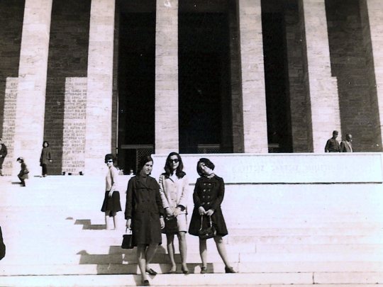 © Roz Kohen - Anıtkabir - Tek Ankara yolculuğumda: Ben, Ankaralı arkadaşımız ve ablam (Ankara 27 ekim 1968)