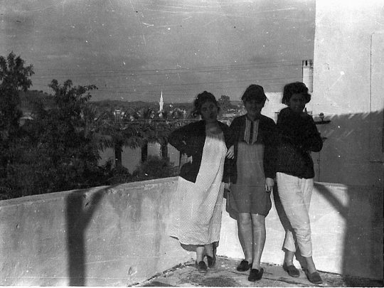 © Roz Kohen - İlk yurt-içi gezi: Pansiyonun terasında ablam, arkadaşımız ve ben (Bodrum, 4 nisan 1966)