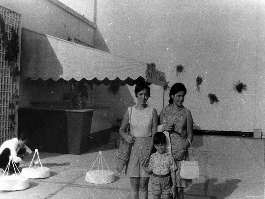 © Roz Kohen - İlk uçağa biniş ve Yeşilkoy havalimanında THY'nınn Tel-Aviv yolcuları (10 temmuz 1968)