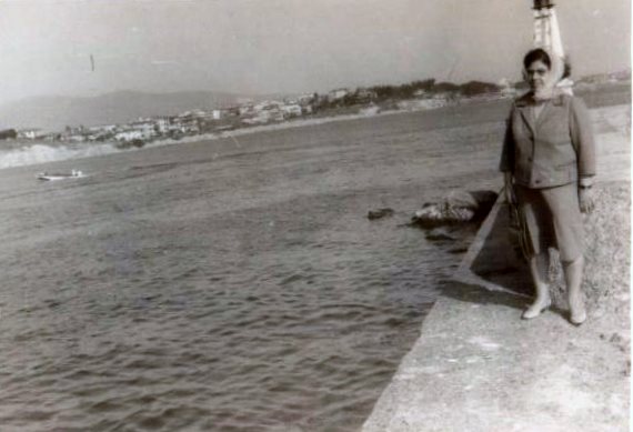 © Roz Kohen - Annem Ester Kohen Bostancı'da mendirek üzerinde, bir kış ziyareti esnasında (mart 1960).