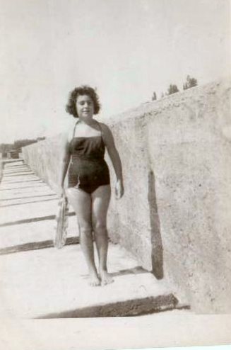 © Roz Kohen - Mendireğin beton küplerinin üstünde (1960)