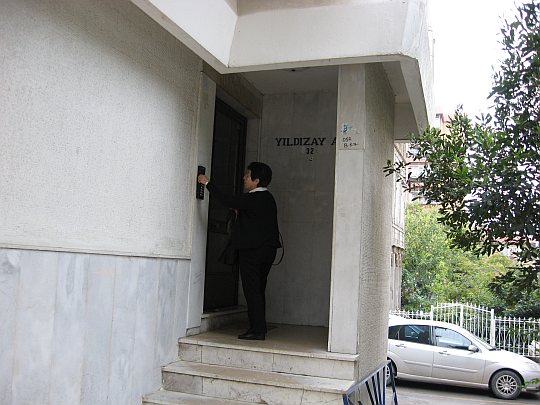 © Roz Kohen - Ailenin yeni apartmanı (2007)