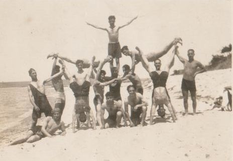 florya-sahillerinde-delikanlilar-1927