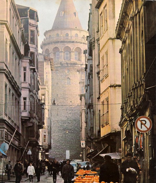 Kuledibi - Ara Güler'in 1960lı yılların sonunda Büyük Hendek (Kuledibi)nde cektiği fotoğraf - Eczacıbaşı İlaç Fabrikası Albümü'nden (1969?)