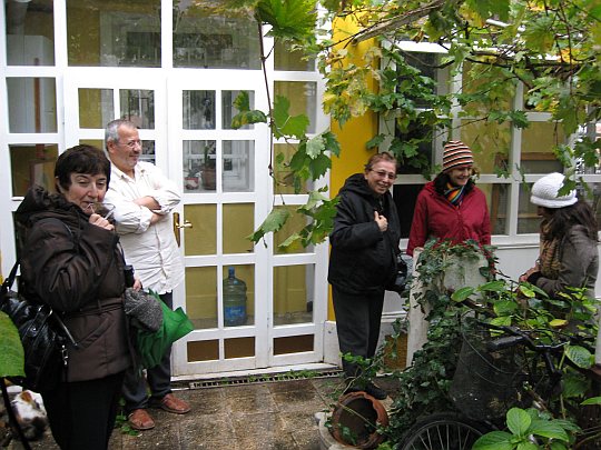 © Roz Kohen - Ablam Dora, Rafael Benshoam'ın yaptırdığı evin yeni sahibi, Sevil Parlak ve öğrencileri, Büyükada, kasım 2007