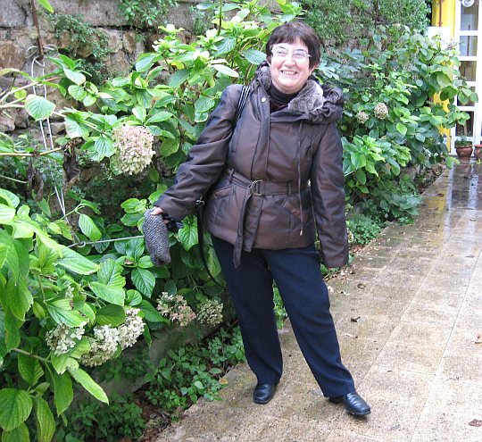 © Roz Kohen - Ablam Dora en eski hatırasındaki gibi... Büyükada'daki eski sahibi Rafael Benshoam olan evin girişinde, kasım 2007