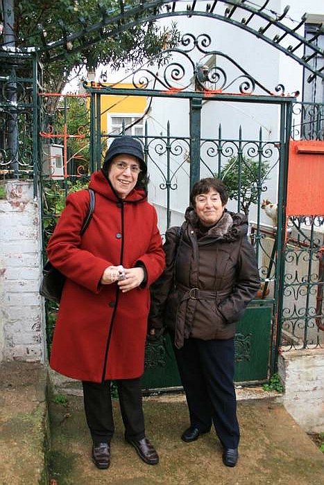 © Roz Kohen - Sevil Parlak, 8 kasım 2007'de evin önünde ablam ve benim bu fotoğrafımızı çekti, Büyükada