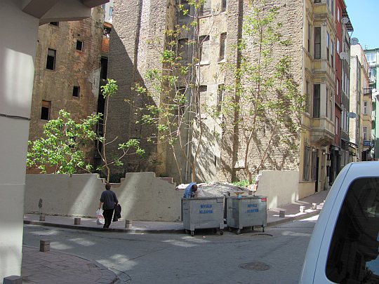 © Roz Kohen - Melek Apartman'ın bulunduğu arsa (2010)