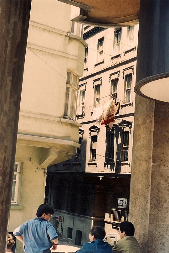 © Roz Kohen - Melek Apartman'ın son çektiğim fotoğrafı (1992)