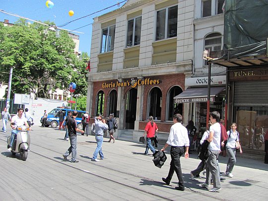 © Roz Kohen - Meşhur fotoğrafçı Süreyya'nın yerinde artık 'Gloria Jean's Coffees' var (2011)