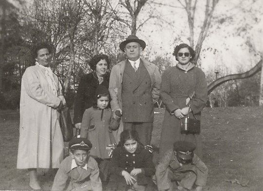© Roz Kohen - En sağdaki Rasel Elnekave; yanında babam, ben, annem, eltisi; önde yeğenleri ve ablam (aralık 1954, Beykoz - İstanbul)