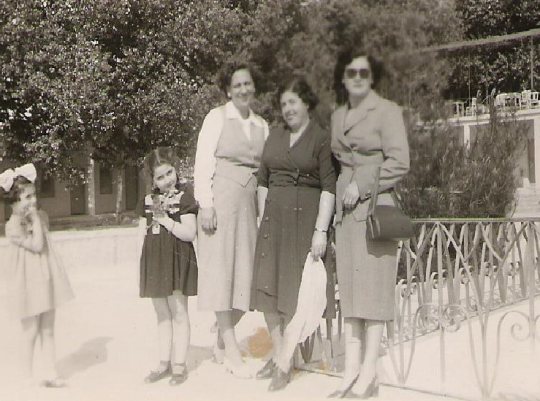 © Roz Kohen - En sağdaki Rasel Elnekave; diğerleri eltisi, annem, ablam ve ben (mayıs 1954, Soğuksu - İstanbul)