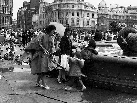© Roz Kohen - 4 sene ayrılıktan sonra kısa bir tatilde ablam Dora ile Londra'da buluşmamız - 15 haziran 1985, fotoğraf Trafalgar Square'de çekilmiş