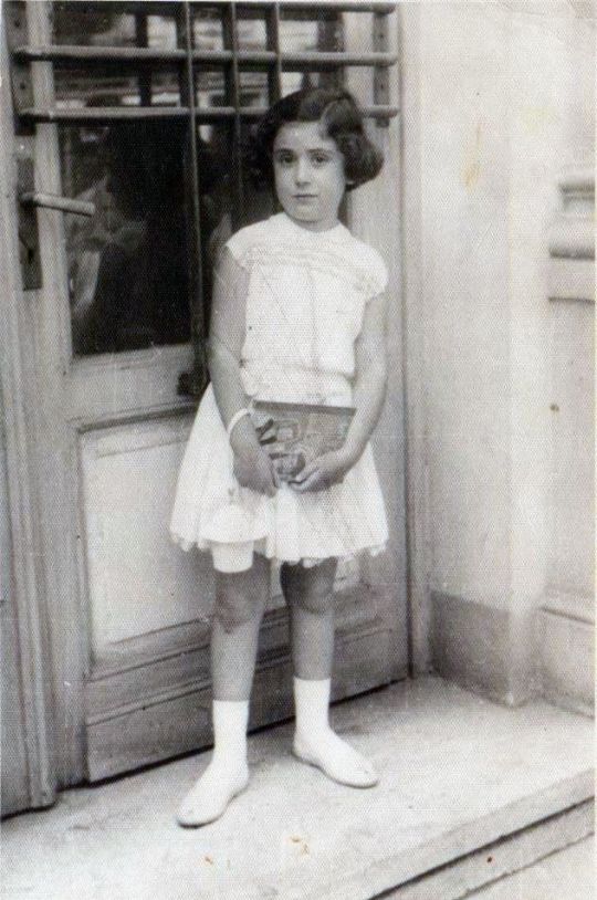 © Roz Kohen - Birinci sınıfın mükafat dağıtım töreninden. Tepebaşı Dram Tiyatrosu'nun önünde çekilmiş. Elimde sıkıca tuttuğum mükafat kitap da Mark Twain'in klasik tarihi romanı 'The Prince and the Pauper' ('Çalınan Taç')... (1957)