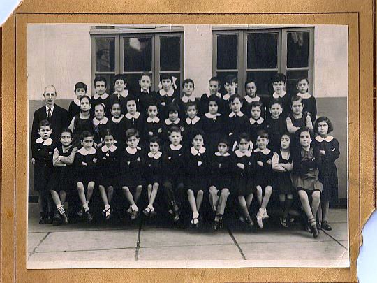 © Roz Kohen - Soldaki kişi din dersi hocamız Mösyö Sherez'dir. Bense en on sırada sağda, en başta oturan kız... Nedense yaşıtım sınıf arkadaşlarımdan daha iri biri olduğum fotoğraftan da anlaşılıyor. Oturduğumuz halde ayakları yere değen tek benim... (1956)