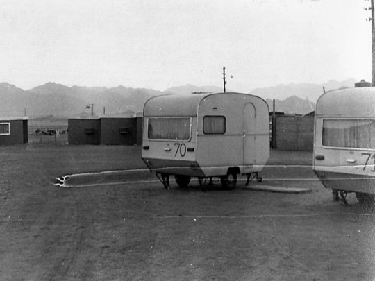 © Roz Kohen - Sharm El-Sheikh'te Güzel Sanatlar Okulu'nun öğrencileriyle boyamaya gittiğimiz karavanlar (1972)