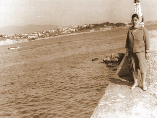 © Roz Kohen - Bir kış ziyareti sırasında babam annemin Bostancı mendireği üzerinde bu fotoğrafını çekmişti.. Mendirek, 03.1960