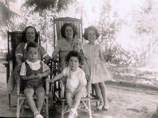 © Roz Kohen - Amcamın karısı Suzan ve annem, amcamın oğlu, ben ve ablam, Bostancı (1951)