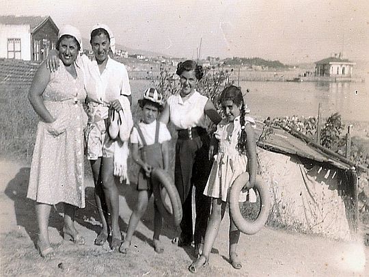 © Roz Kohen - Annem ve Rum komşu Rea ile kızı Rita, kasketli olan ben ve ablam - Bostancı mendireği girişinde, arka planda Bostancı Vapur İskelesi (1954)