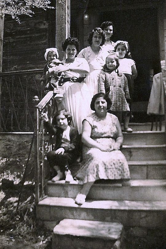 © Roz Kohen - Dr- Melahat Yıldızay'ın evindeki merdiven girişindekiler: Ben, annem, ziyaretcilerimiz ve ablam - Bostancı (26 haziran 1955)